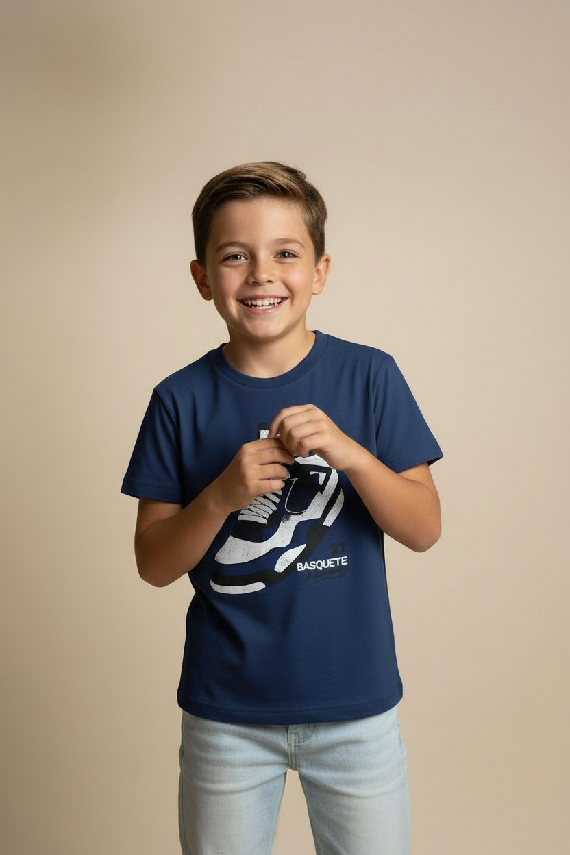 Menino sorrindo com camiseta infantil marinho estampa basquete Valettinho