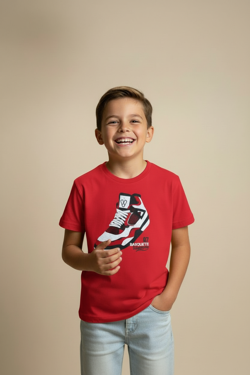 Menino sorrindo com camiseta infantil vermelha estampa basquete Valettinho
